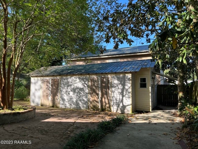 Building Photo - 1111 W St Mary Blvd