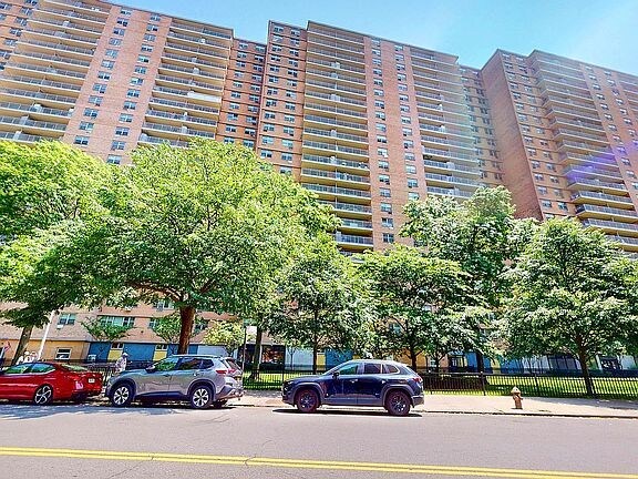 Building Photo - 2925 W 5th St