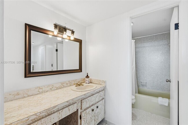 Building Photo - 1351 NE Miami Gardens Dr
