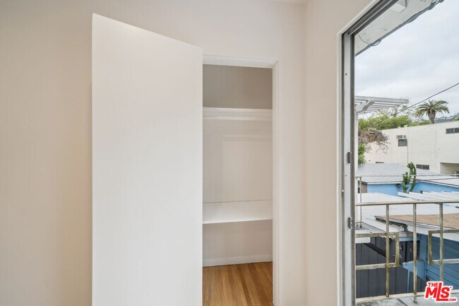 Building Photo - 710 Westmount Dr