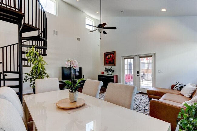 Building Photo - 2715 Zaragosa St