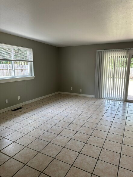 Building Photo - 220 W Ridge Rd