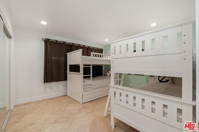 Building Photo - 6419 Ocean Front Walk