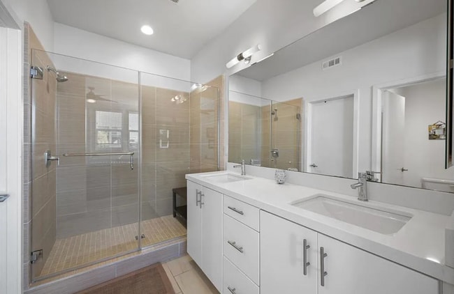 Building Photo - 1562- Vista del Mar Way