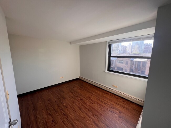 Building Photo - 3639 N Pine Grove Ave