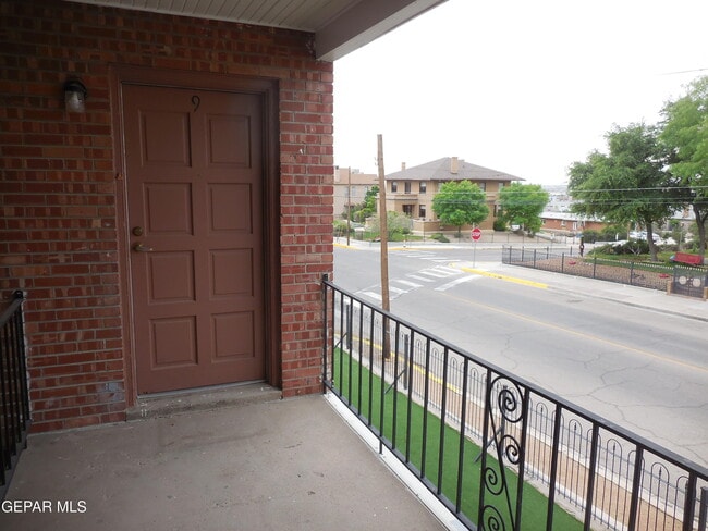 Building Photo - 701 W Yandell Dr