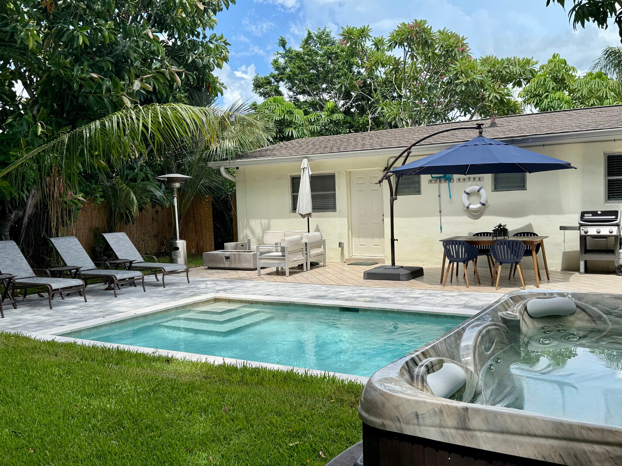 JACUZZI SPA & POOL Take in the tropics from the 7-person hot tub or heated pool - 465 8th St N