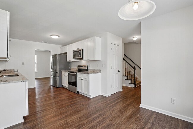 Building Photo - GREAT TOWNHOME- Come see it today!