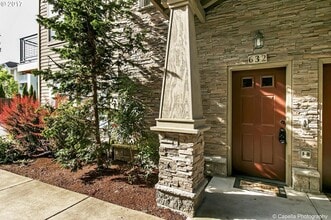 Building Photo - 632 NE Roydon Ln