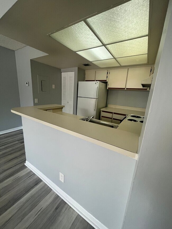 Building Photo - ONE BEDROOM ONE BATHROOM!! WATERFRONT COMMUNITY