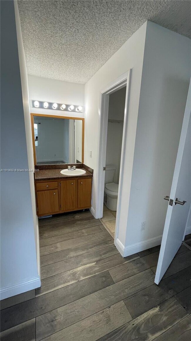 Building Photo - 1247 SW 46th Ave