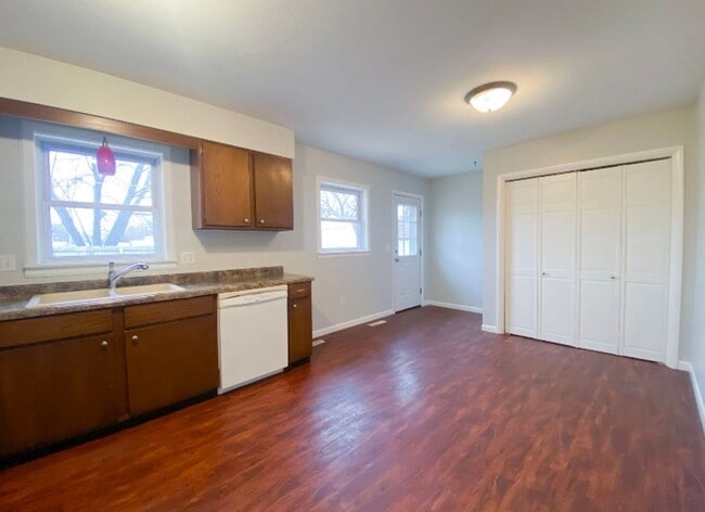 Building Photo - Italian Estates Property Management