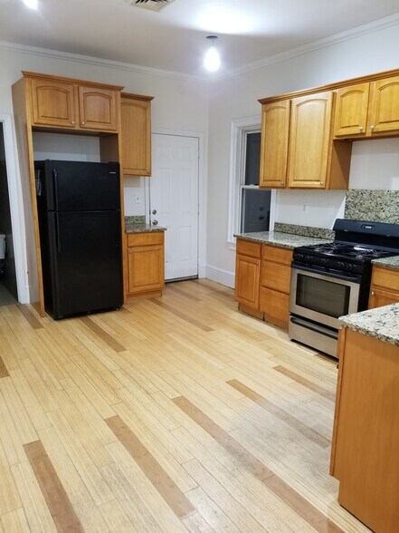 Building Photo - 9 Landor Rd