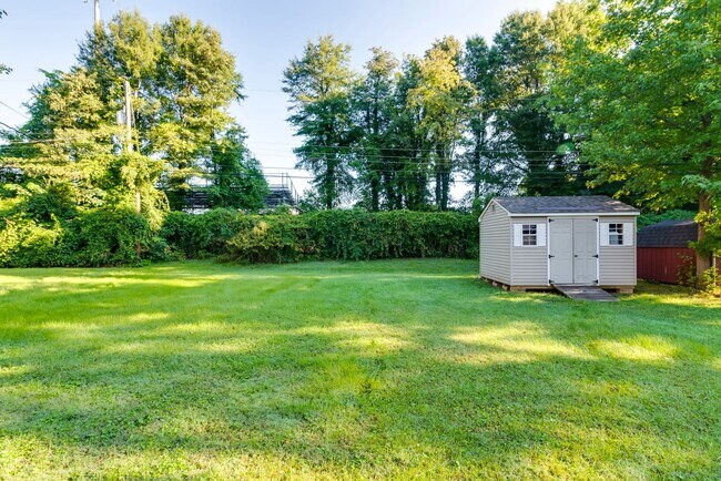 Building Photo - 8406 Holly Hill Rd