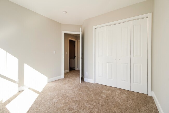 Building Photo - 150 N Church St