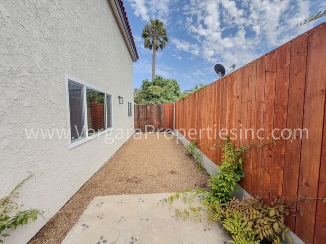 Building Photo - 1136 Gian Dr
