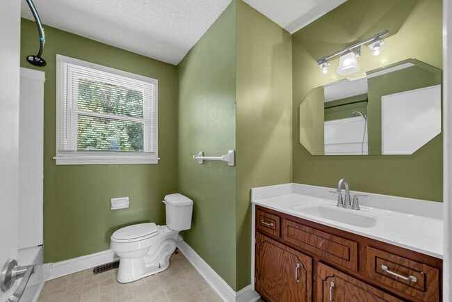 Building Photo - 3 Bedroom 2 Bath Dog Friendly Home For Rent Near Providence Blvd.