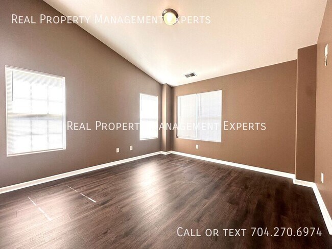 Building Photo - 10076 Treeside Ln