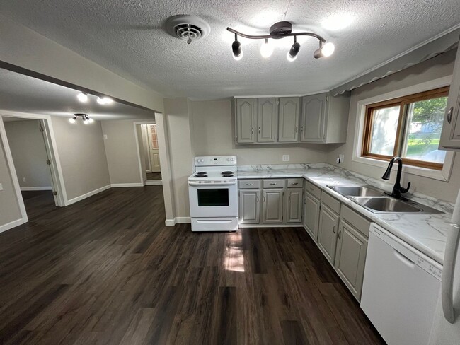 Building Photo - Completely remodeled 3 Bedroom home in Irma!