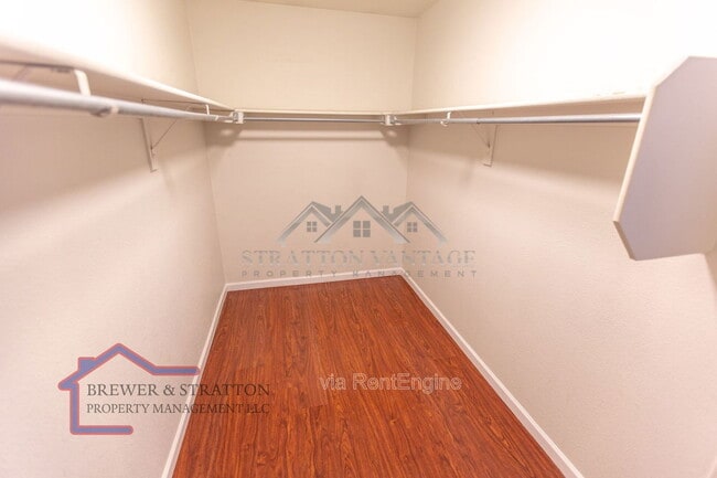 Building Photo - 2102 E Spruce Dr