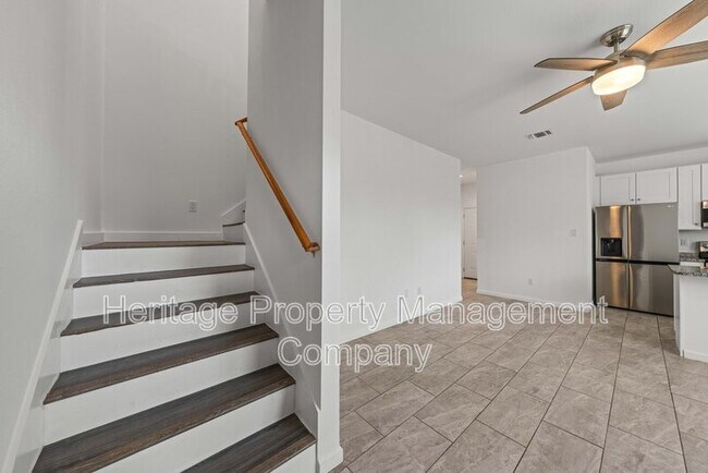 Building Photo - 323 Gabriel