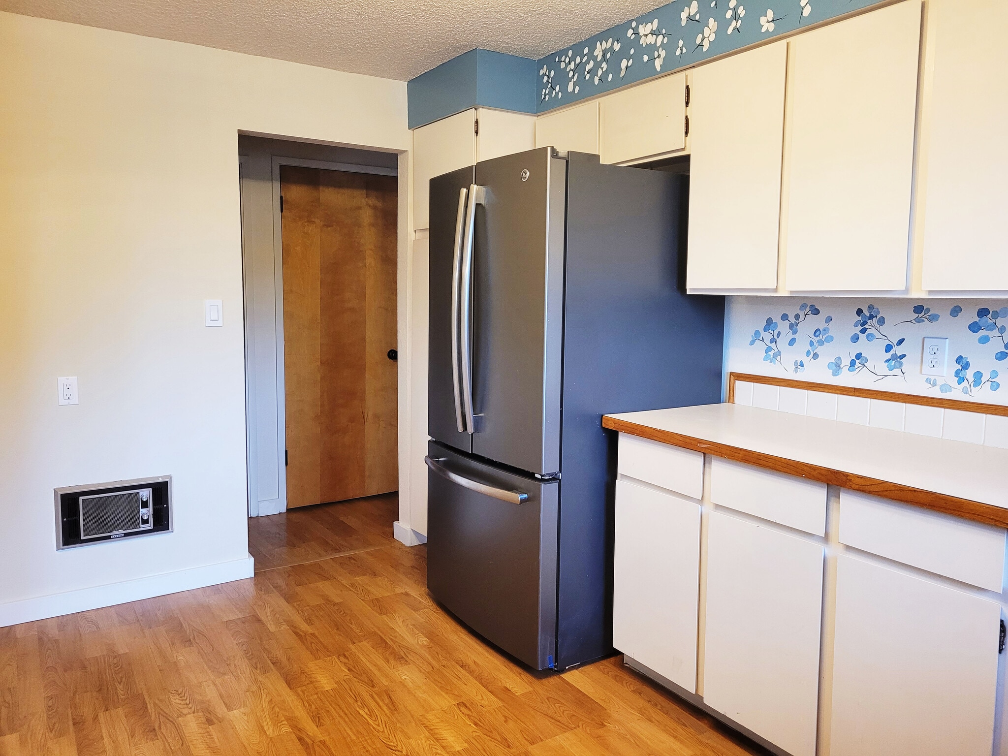 Kitchen with view into hallway - 649 N Hayes St