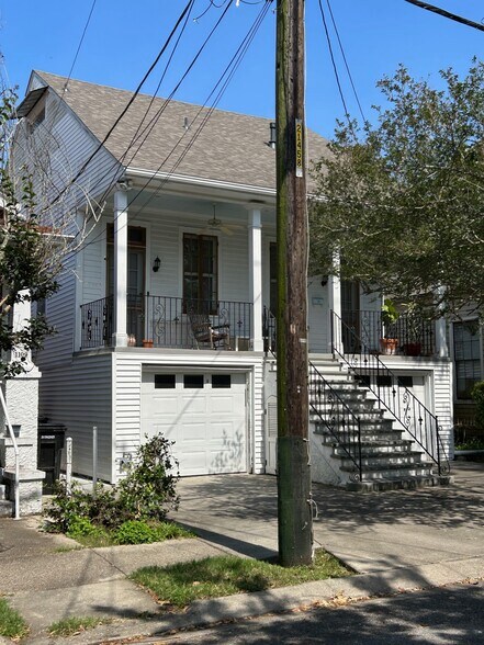 Apartment entry down ally left side - 1107 General Pershing St
