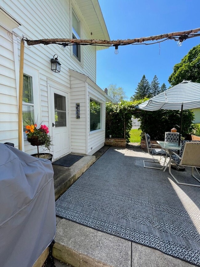 Building Photo - AVAILABLE AUGUST 1ST - Beautiful Single Fa...
