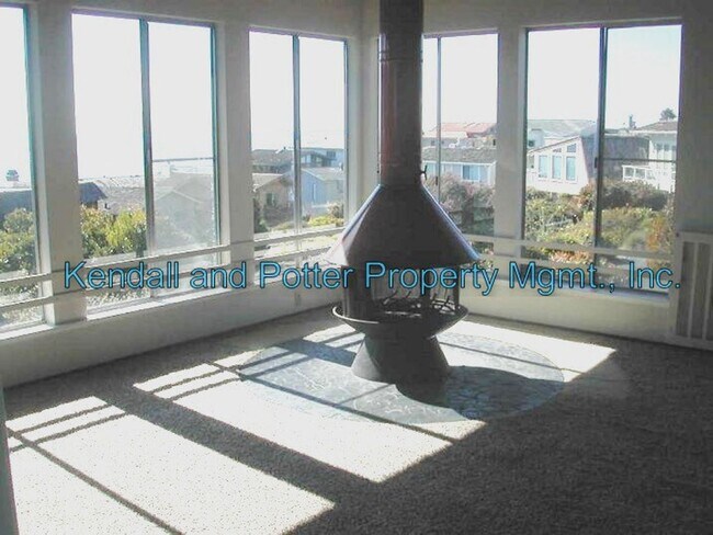 Building Photo - Great 3 Bedroom La Selva Beach House With ...