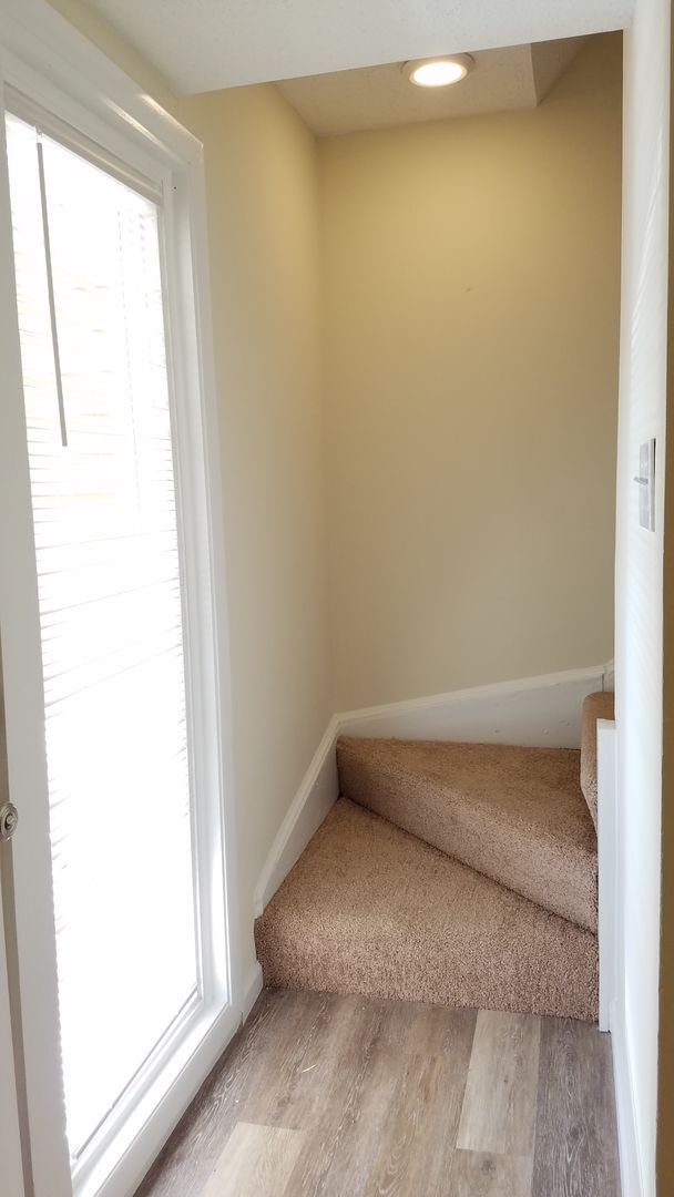 Building Photo - Renovated townhouse in established Frederi...