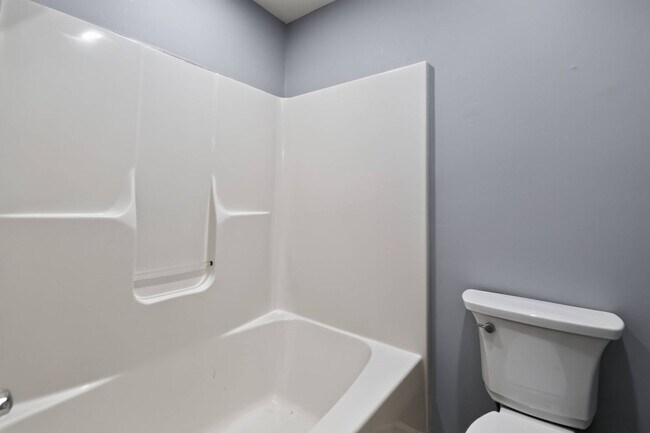 Building Photo - Pet Friendly on Three Acres!