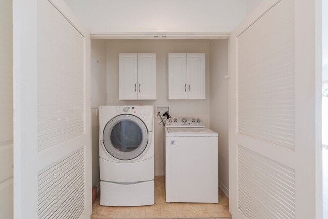 Building Photo - Secured and Quiet Townhome in Private Comm...