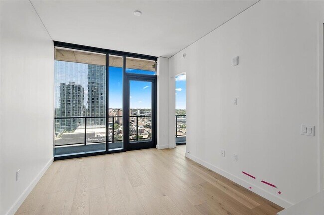 Building Photo - 610 Davis St