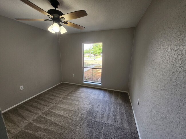 Building Photo - Move in ready. Fully remodeled