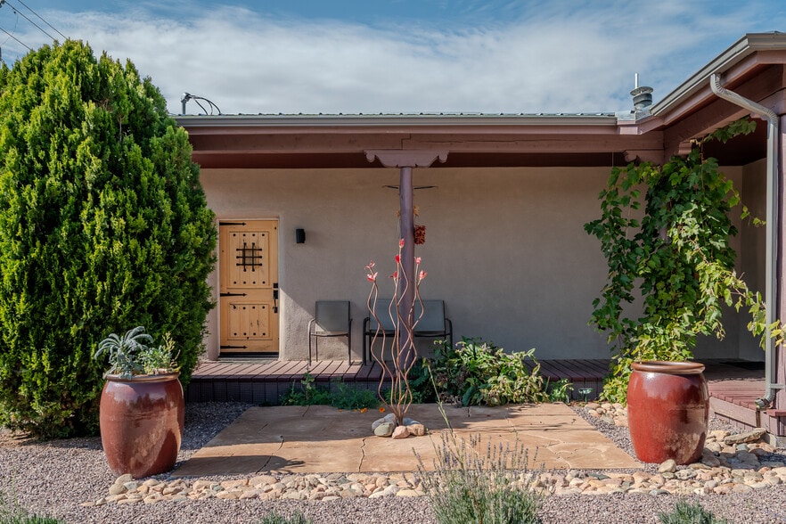 Building Photo - 1417 Agua Fria St
