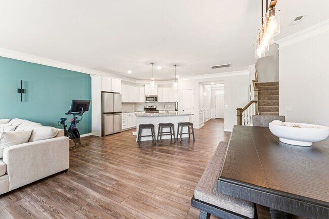 Building Photo - Sleek & Stylish 3 Bed, 2.5 Bath Townhome in Prime Location $2,100/mo rent