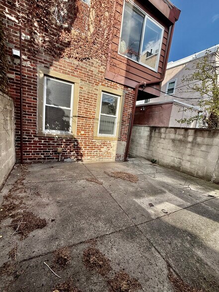 Building Photo - 302 Dickinson St