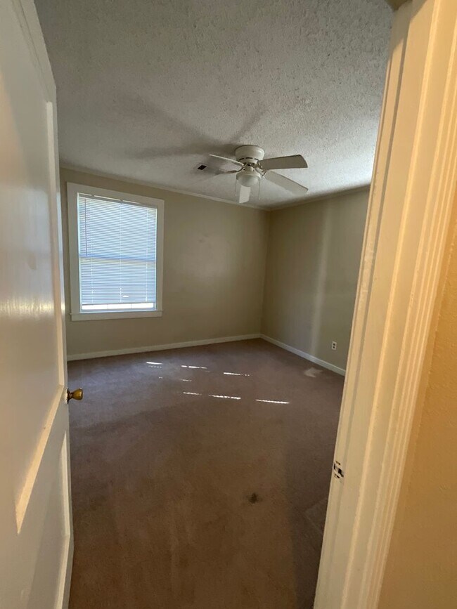 Building Photo - 901 Dennis Ave