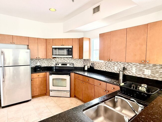 Building Photo - Perfect balance of space, style & easy living - 2Bedrooms 2.5Bath in Clearwater!