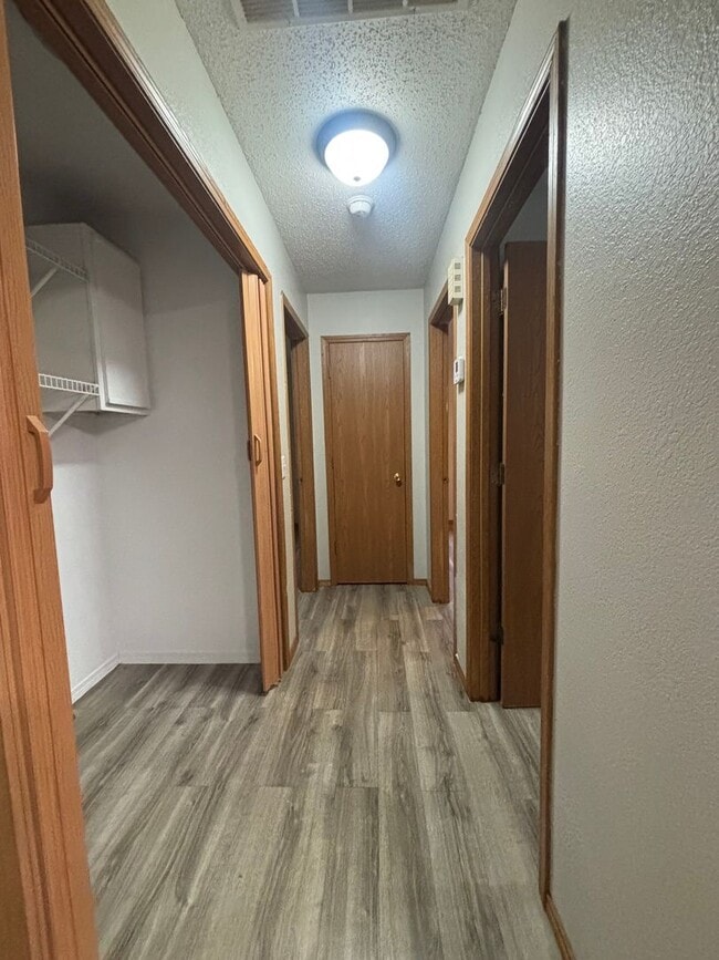 Building Photo - 2 bedroom 1 bathroom 1 car garage