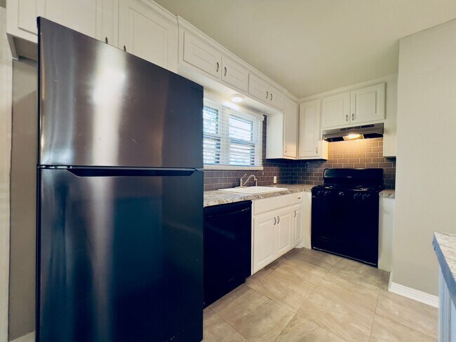 Building Photo - MOVE-IN SPECIAL: Recently Remodeled 3/2/1