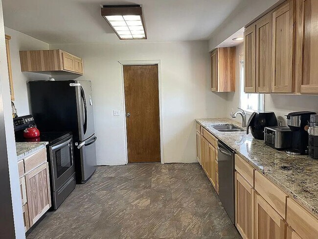 Building Photo - DESIREABLE RANCH STYLE HOME