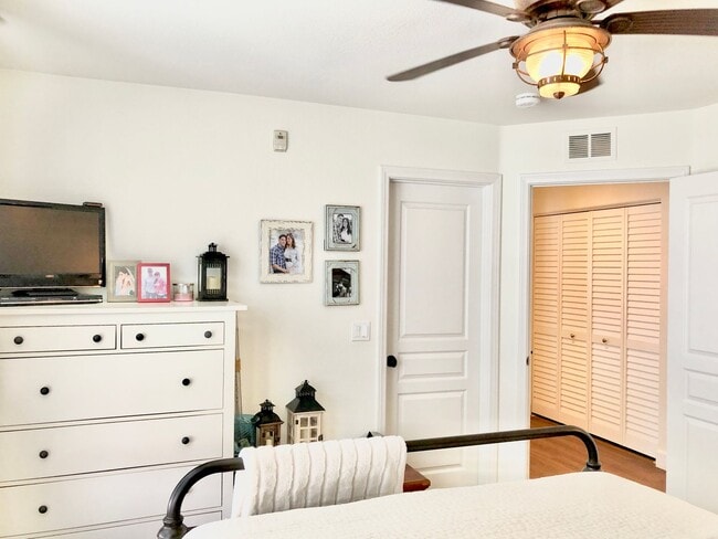 Building Photo - Beautifully Upgraded & Appointed End Condo...