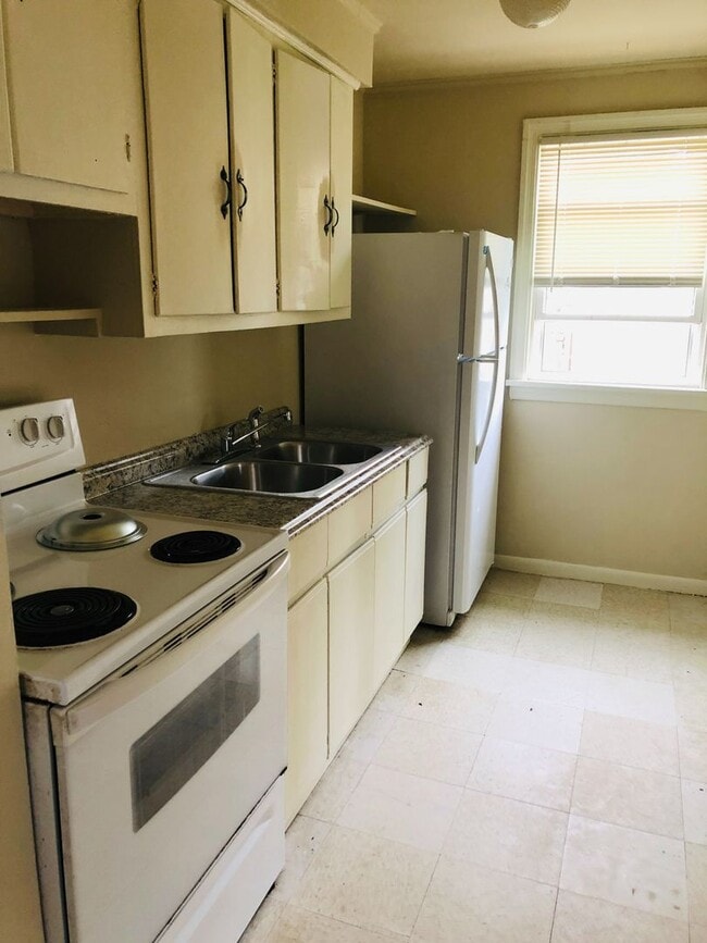 Building Photo - Adorable 3 bdrm/1 bath Home Located in Desirable West End!