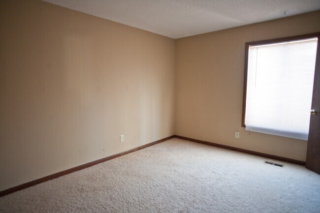 Building Photo - Spacious duplex just minutes from downtown