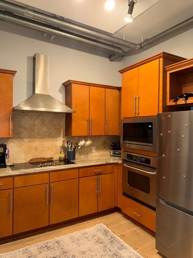 Building Photo - Two Bed/Two Bath Condo in Downtown