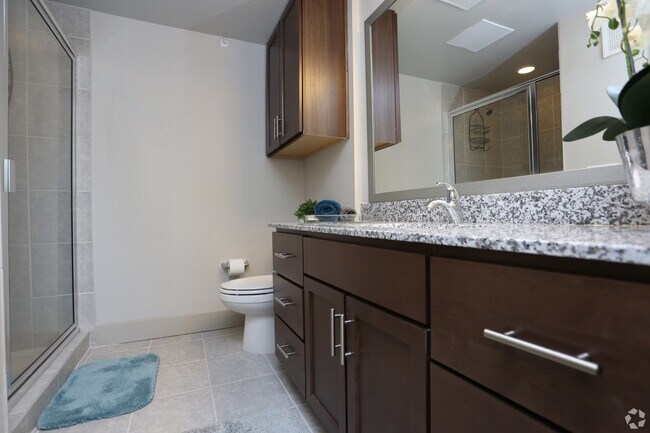 Building Photo - Prime Location Near Dining & Shopping!
