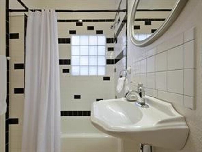 Building Photo - Available: Updated, spacious Tarrytown 4 bed / 4 bath, furnished or unfurnished