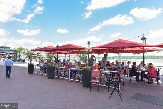 Building Photo - 420 Cook St