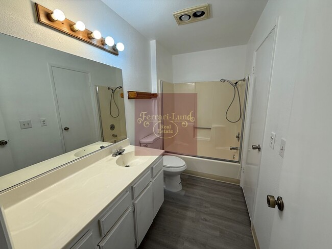 Building Photo - Move in special - 2 bedroom townhome in Sp...